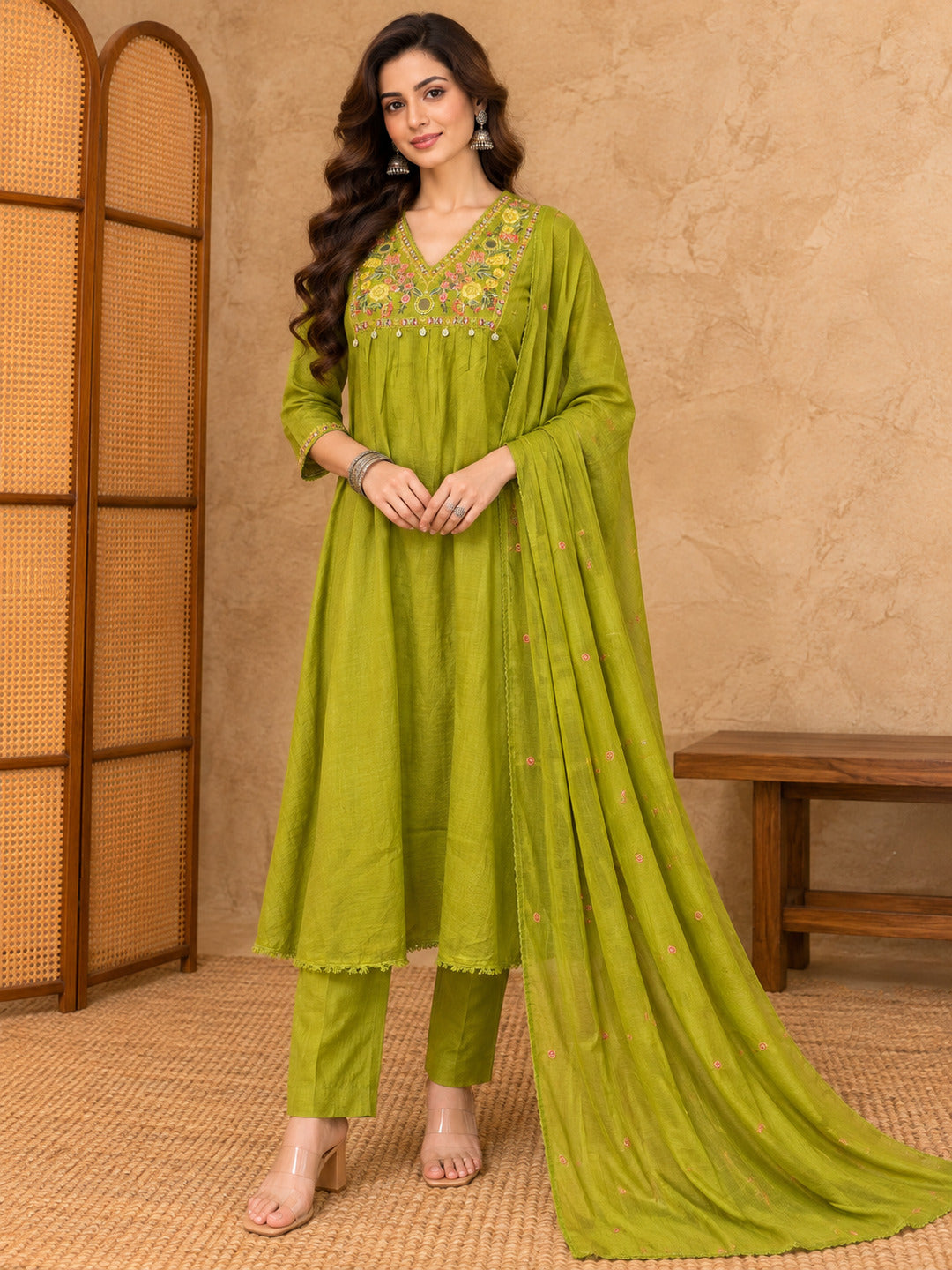 Women Floral Embroidered Regular Thread Work Kurta with Trousers & With Dupatta