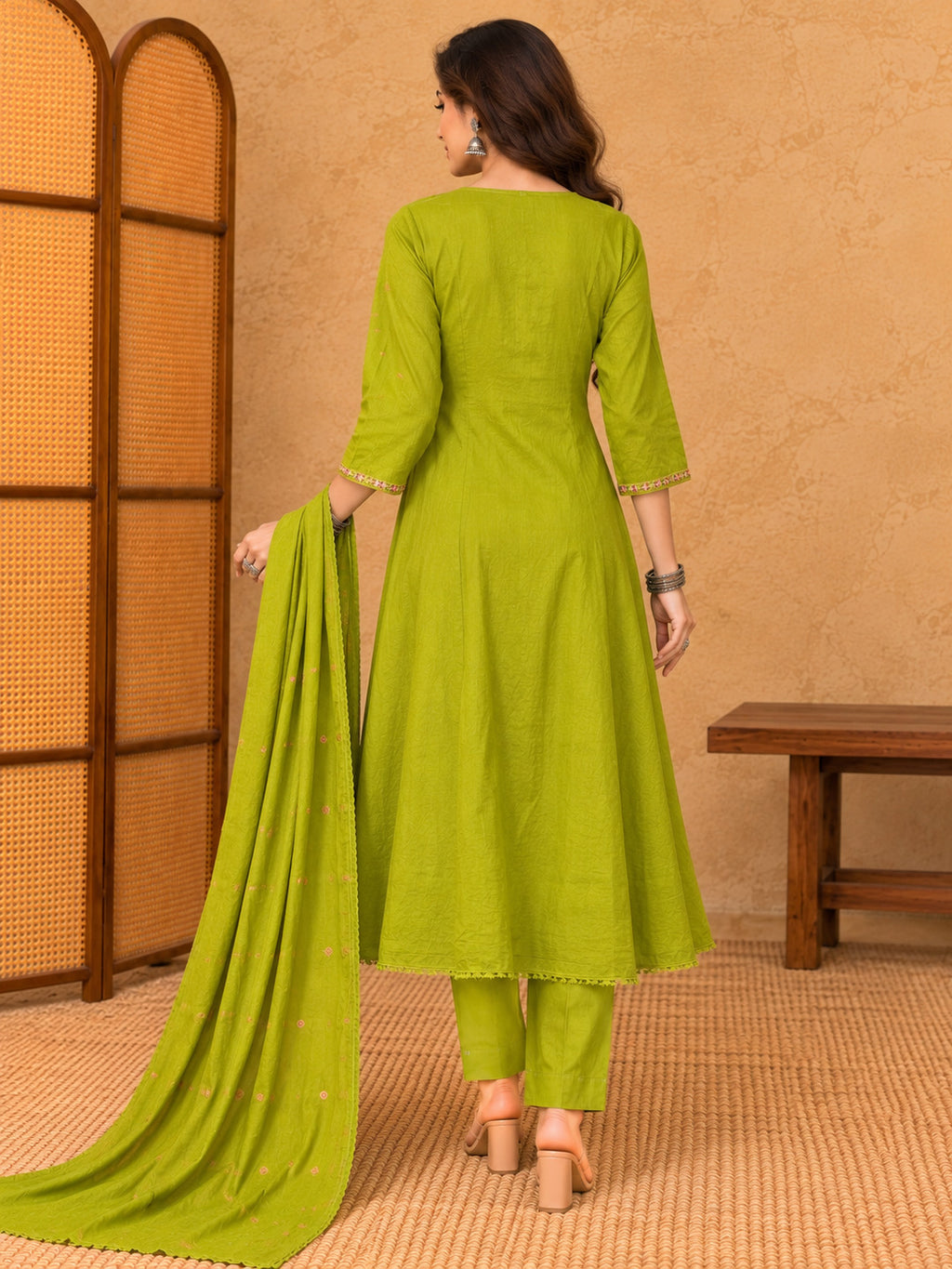 Women Floral Embroidered Regular Thread Work Kurta with Trousers & With Dupatta