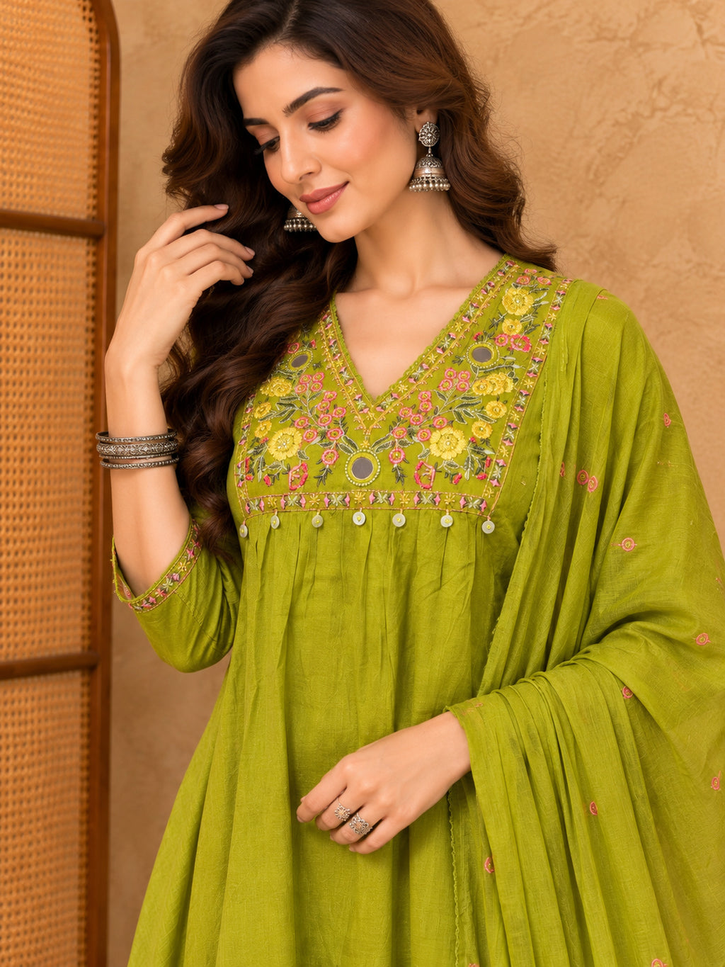 Women Floral Embroidered Regular Thread Work Kurta with Trousers & With Dupatta