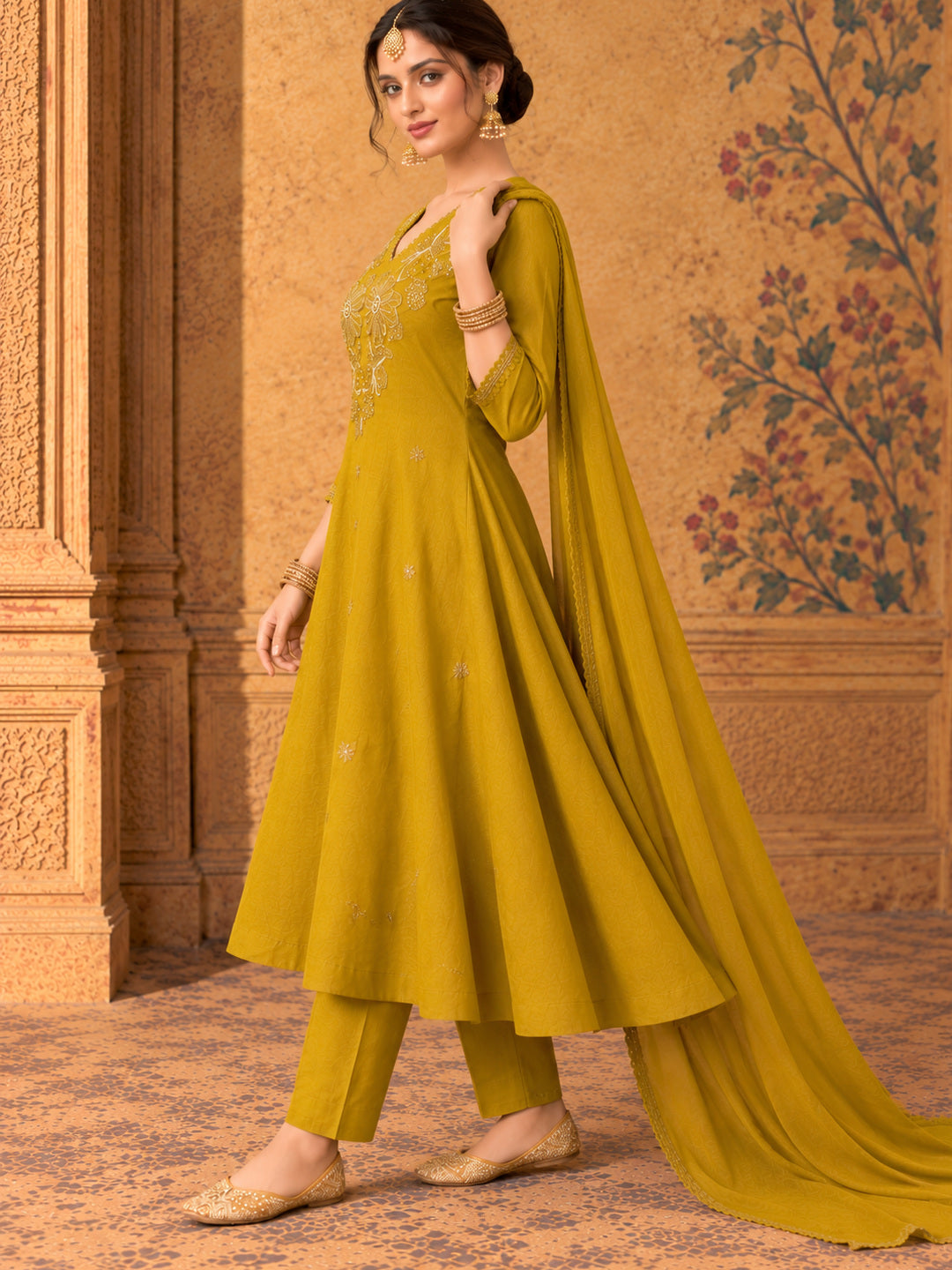 Women Ethnic Motifs Embroidered Regular Thread Work Kurta with Trousers & With Dupatta