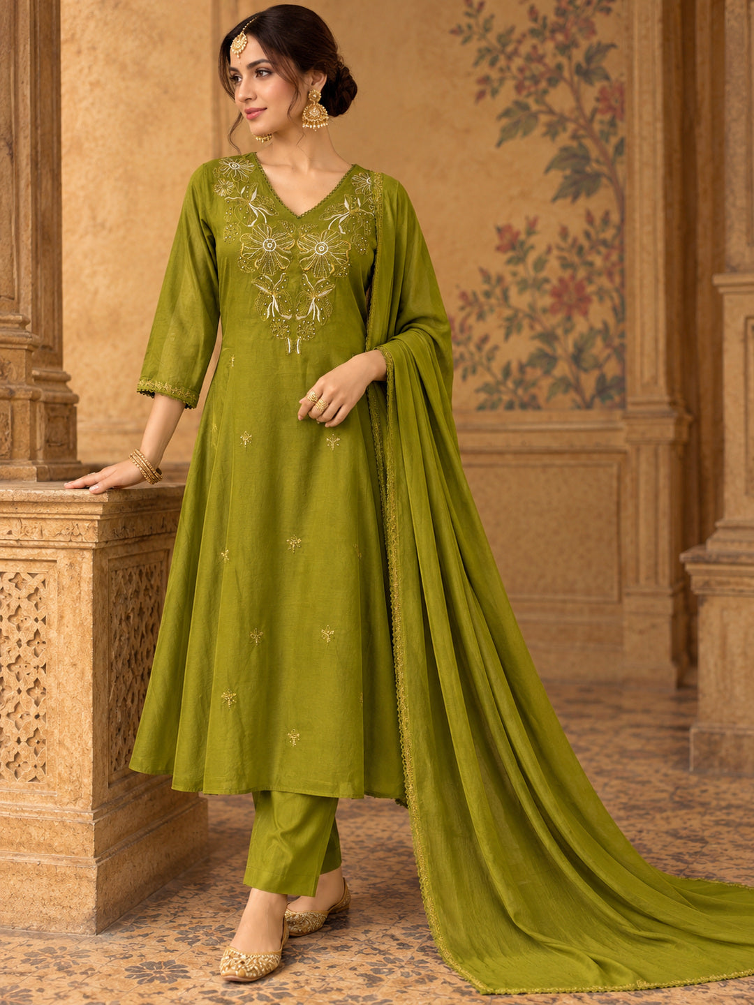 Women Ethnic Motifs Embroidered Regular Thread Work Kurta with Trousers & With Dupatta