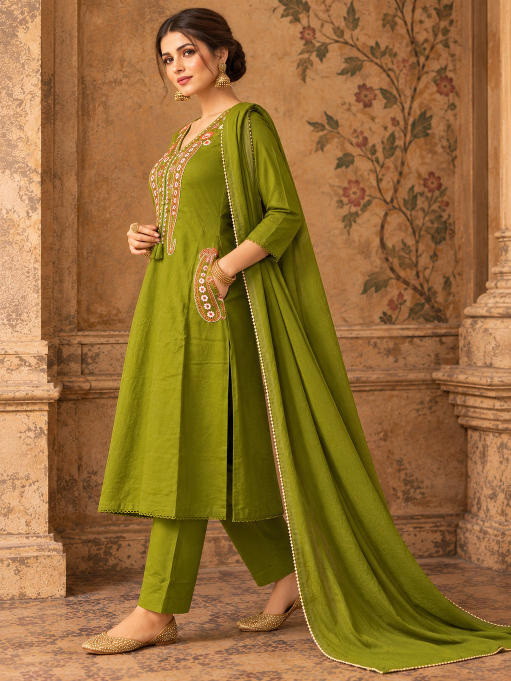 Women Ethnic Motifs Embroidered Regular Thread Work Kurta with Trousers & With Dupatta