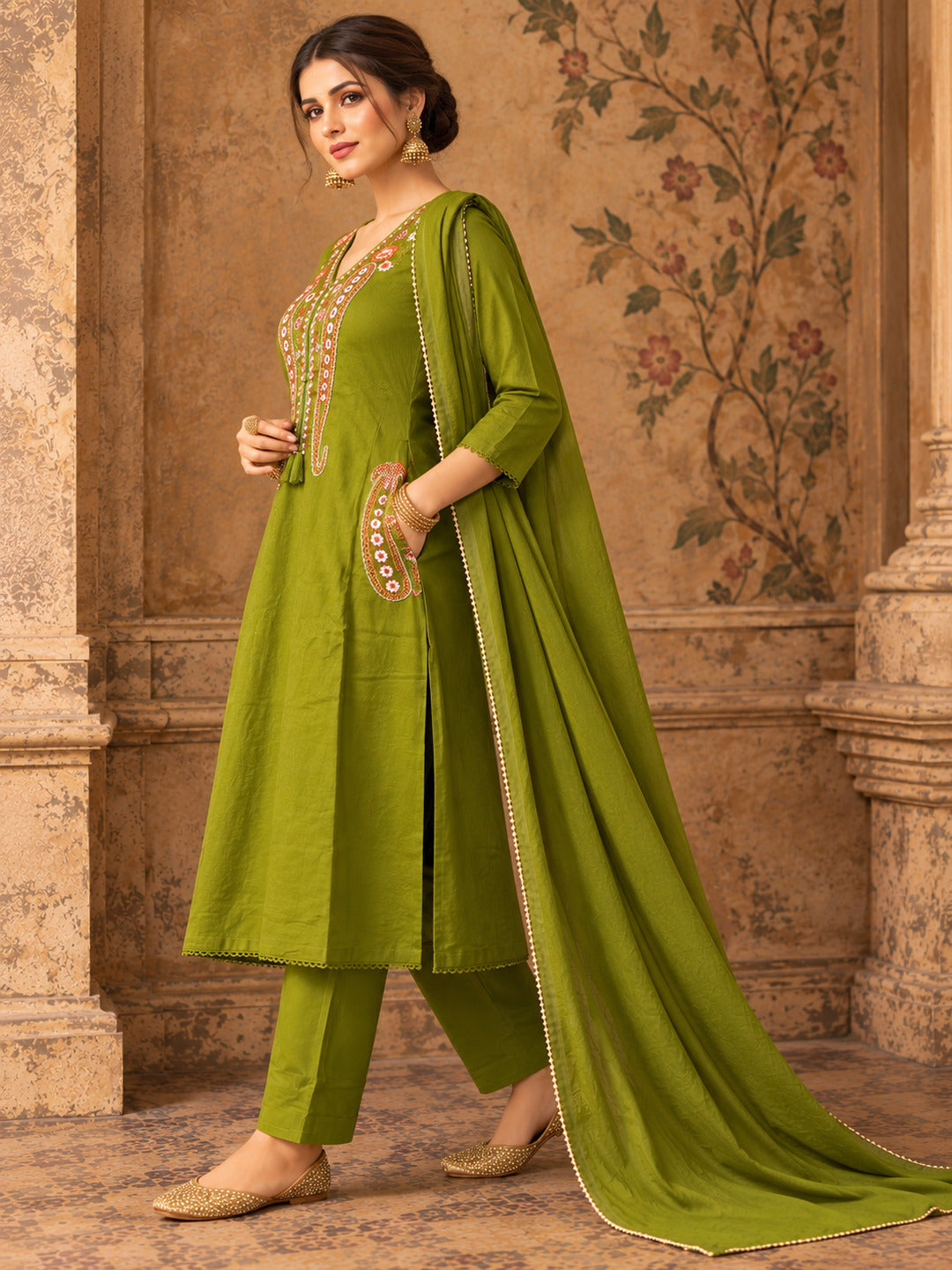 Women Ethnic Motifs Embroidered Regular Thread Work Kurta with Trousers & With Dupatta