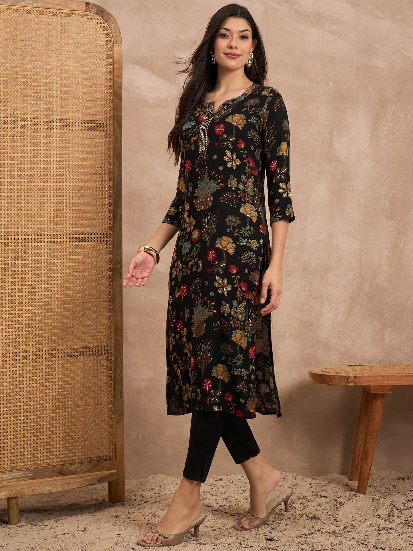 Women Ethnic Motifs Printed Round Neck Long Sleeves Straight Kurta